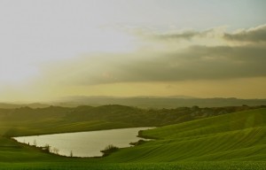 il mare luce sopra le crete senesi