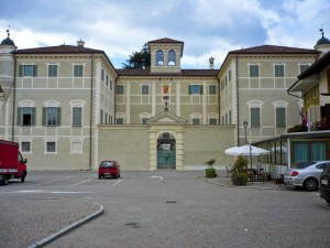 Un castello ed una piazza piena di macchine