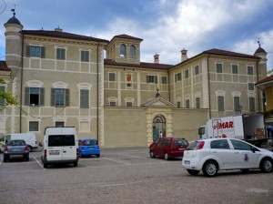 Aspetto un poco.. e le macchine si moltiplicano.. invece di diminuire..