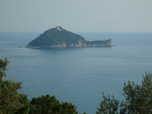 l’isola Gallinara vista dalla via Julia Augusta