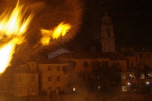 Alla luce del tradizionale falò di San Geminiano
