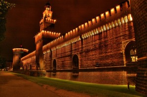 Vista laterale del castello sforzesco