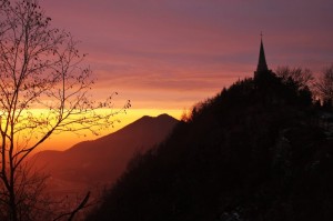 luci e colori alba sul monte Cimone