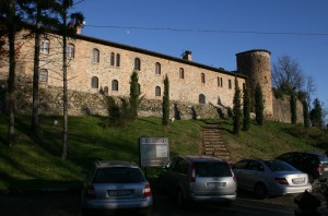 il parcheggio davanti al castello