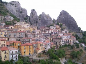 Panorama di Castelmezzano (PZ) e delle sue “guglie” facenti parte delle Piccole Dolomiti Lucane