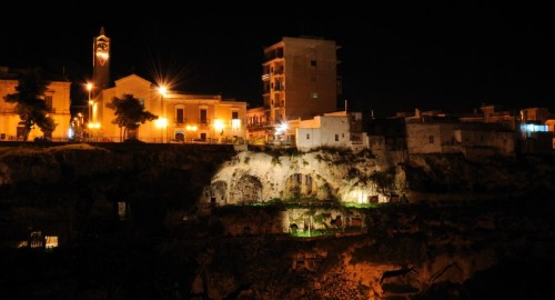 Massafra - Le nuove abitazioni sopra quelle antiche, sulla gravina. Massafra - Le nuove abitazioni sopra quelle antiche, sulla gravina.