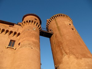 Particolare del collegamento tra i due torrioni del Castello di S. Severa