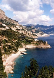 un paese aggrappato alla splendida costa