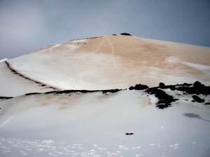 Etna con sabbia e neve.