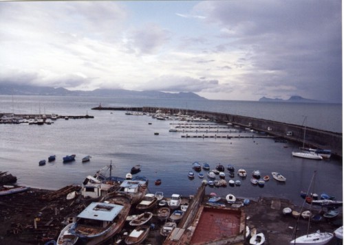 Torre del Greco - veduta del porto con capri sullo sfondo