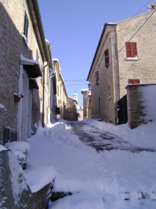 Castello di Candelara, una via interna coperta dalla neve