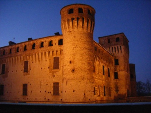 Monticelli d'Ongina - Castello Pallavicino Casali in primo piano