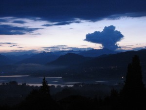Il Lago di Varese dalla piazza Ghiringhelli di Azzate