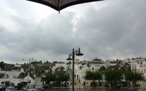 Sotto l’ombrello, ad Alberobello……