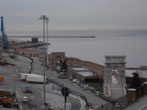 Ancona - l'arco nel porto