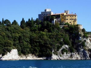 2°-Castello di Duino visto dal mare
