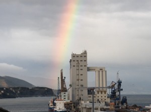 arcobaleno all’ ingresso del porto