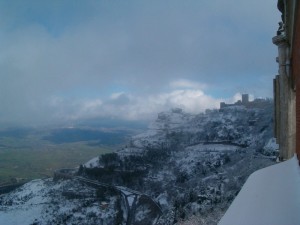 Panorama lato nordest della città sullo sfondo la rocca di Cerere e il castello di Lombardia