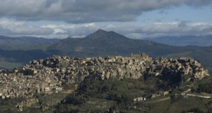 Monte Altesina dietro Calascibetta