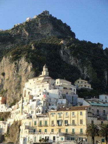 Amalfi - ...abbarbicato alla punta...come un mediano arcigno d'altri tempi...