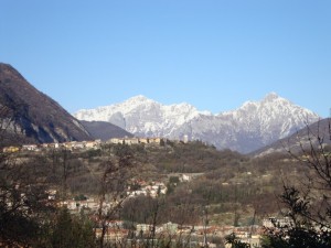 Conosco una città che ogni giorno s’empie di sole e tutto è rapito in quel momento…