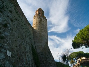 Torre e mura del borgo antico