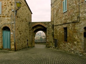 La porta del castello- con vista - vescovado di murlo