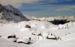 Un presepe coperto di neve