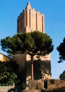 La Torre delle Milizie  Torre di Nerone o Torre Pendente (XIII sec.)
