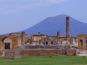 Uno sguardo sulle rovine e sul Vesuvio