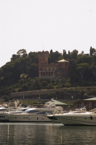 Varazze - Il castello domina il porto Varazze - Il castello domina il porto