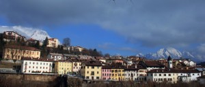 Accoccolata tra le montagne