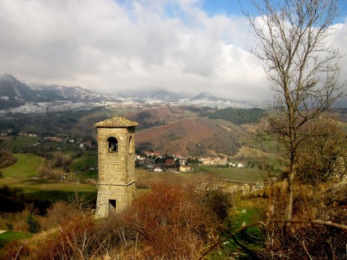 Pietrarubbia - il campanile e dietro ponte cappuccini Pietrarubbia - il campanile e dietro ponte cappuccini