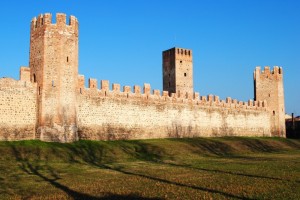 Il fossato, le torri e il Mastio del Castel San Zeno