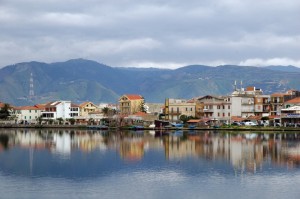 Specchio sul lago di Ganzirri con sfondo la Calabria