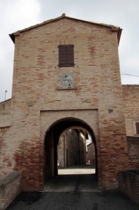 Ingresso su cinta muraie del XII° secolo di Montefabbri