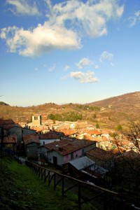 Adagiata sul crinale del poggio, ecco Montieri…