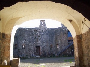 L’ingresso al castello di Vulci