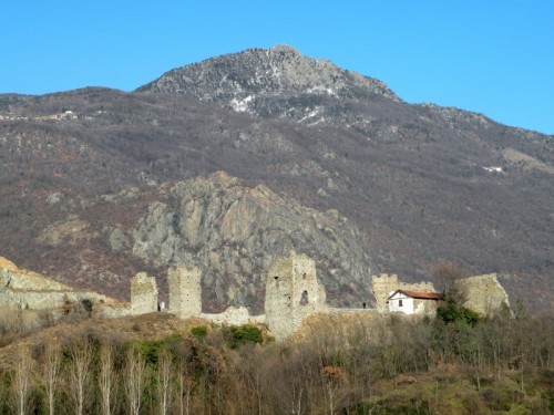Caprie - castello del Conte Verde  (o era al verde per costruirlo ?)