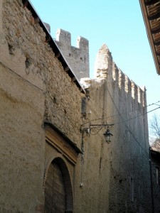 …nelle strette e tortuose vie una casaforte s’erge…