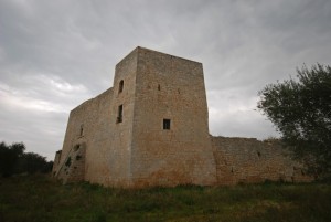 i raggi di nuvole sul Castello di Balsignano a Modugno
