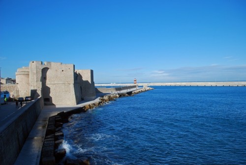 Monopoli - il molo protegge il castello di Monopoli