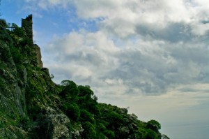 Solo uno sperone, altero e solitario, tra le nuvole