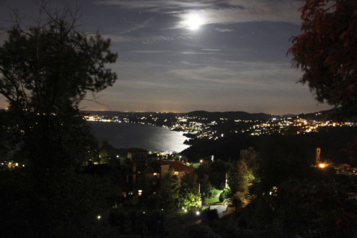 Lesa - Lesa e il lago Maggiore in notturna, (Verbano) Piemonte