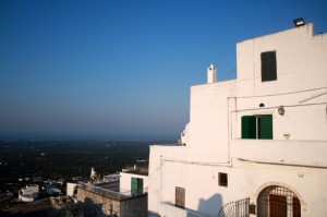 Dall’alto…un’insolita Ostuni a strapiombo nel blu