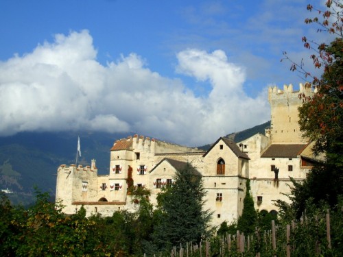 Sluderno - Castel Coira e sullo sfondo la nota Abbazia di Monte Maria