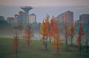 La città d’autunno nella nebbia mattutina.