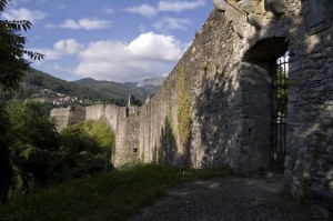 Le Mura Perimetrali Della Fortezza Di Verrucole
