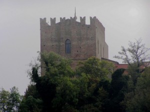 D’in su la vetta della torre antica passero solitario…