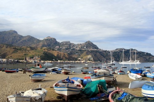 Giardini-Naxos - Panoramica sulla Baia di Giardini Naxos, in alto Taormina Giardini-Naxos - Panoramica sulla Baia di Giardini Naxos, in alto Taormina